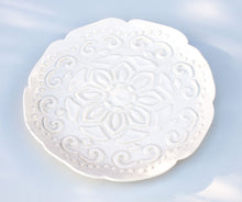 Load image into Gallery viewer, Round Floral Plate - White
